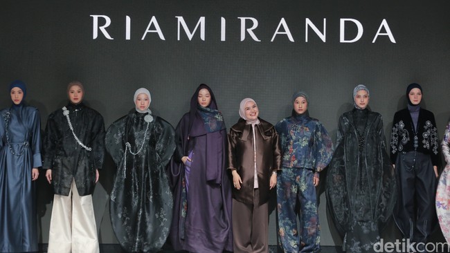 Untuk menambah nilai fungsionalitas dan eksplorasi gaya, koleksi ini juga menampilkan konsep multi-way styling. Menurut Ria Miranda, sekitar lima looks sengaja dirancang dengan fitur ini, namun hampir semua looks dapat ditata dengan cara yang berbeda. Contohnya termasuk drape skirt yang bisa diubah menjadi shirt, outer yang menjadi vest dress, dan hoodie blouse yang menjadi salah satu andalan favorit. Foto: Andhika Prasetia.