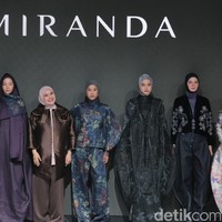 Untuk menambah nilai fungsionalitas dan eksplorasi gaya, koleksi ini juga menampilkan konsep multi-way styling. Menurut Ria Miranda, sekitar lima looks sengaja dirancang dengan fitur ini, namun hampir semua looks dapat ditata dengan cara yang berbeda. Contohnya termasuk drape skirt yang bisa diubah menjadi shirt, outer yang menjadi vest dress, dan hoodie blouse yang menjadi salah satu andalan favorit. Foto: Andhika Prasetia.