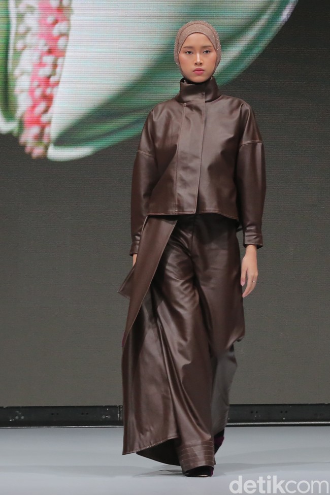 Jika sebelumnya Ria Miranda identik dengan nuansa pastel dan rancangan bernuansa Minang, kali ini ia mengambil langkah berani dengan mencoba sesuatu yang lebih segar dan eksploratif. Ria memasukkan warna-warna yang lebih bold dan bahkan nuansa hitam yang sebelumnya jarang disentuh. Tadi sekitar lima koleksi yang kita create multi way styling, tapi hampir beberapa looks bisa di-styling berbeda. Dari drape skirt menjadi shirt, yang berganti warna, outer menjadi vest dress dan hoodie blouse yang menjadi andalan cukup banyak, dari 32 look semuanya favorit dan pengerjaannya cukup panjang. Lagi-lagi pola yang cukup rumit, jelasnya. Foto: Andhika Prasetia.