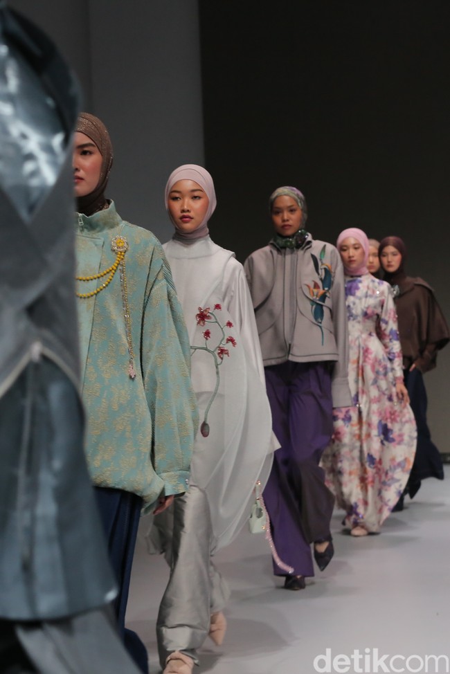 Material yang digunakan pun beragam, termasuk tencel, silk, bahan dasar yang bisa didaur ulang, dan organza silk yang juga bisa didaur ulang. Penggunaan bahan tersebut menunjukkan perhatiannya terhadap tren eco-fashion dengan sekitar 50% kain yang berkelanjutan (sustainable). Foto: Andhika Prasetia.