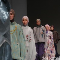 Material yang digunakan pun beragam, termasuk tencel, silk, bahan dasar yang bisa didaur ulang, dan organza silk yang juga bisa didaur ulang. Penggunaan bahan tersebut menunjukkan perhatiannya terhadap tren eco-fashion dengan sekitar 50% kain yang berkelanjutan (sustainable). Foto: Andhika Prasetia.