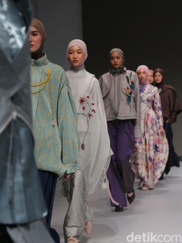 Model memperagakan koleksi busana Ria Miranda bertajuk Juxtaposed di Jakarta, Rabu (22/10/2025).