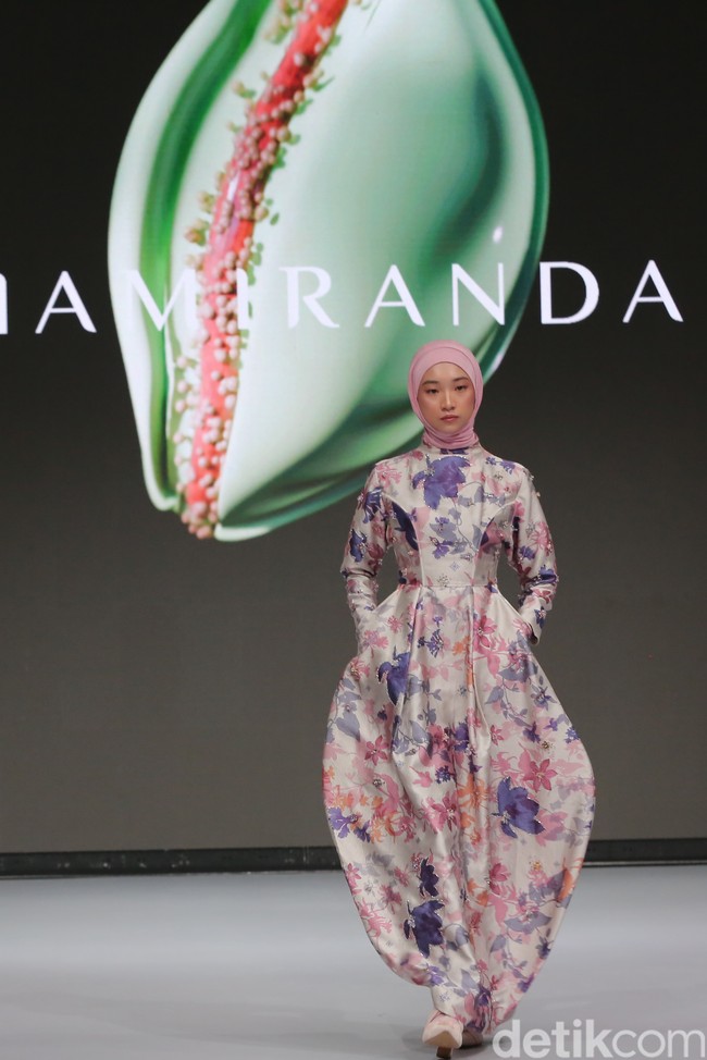 Selain itu, siluet structure juga diangkat dengan pemakaian bahan yang shiny dan transparan, yang secara eksplisit merefleksikan konsep Juxtaposed, kontras antara transparan dan warna yang bold. Semakin ke sini aku merasa tidak jenuh dengan warna pastel tapi kita tidak akan meninggalkan warna itu. Warna hitam no banget, cuma dua tahun belakangan tetap kita coba dengan brandnya ciri RiaMiranda yang fenimin itu challenge-nya, lanjut istri Pandu Rosadi itu. Foto: Andhika Prasetia.