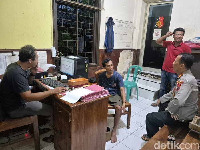 Tampang Aris, perampok rumah di Boja, Kendal, saat diperiksa di Polsek Boja, Rabu (22/10/2025).