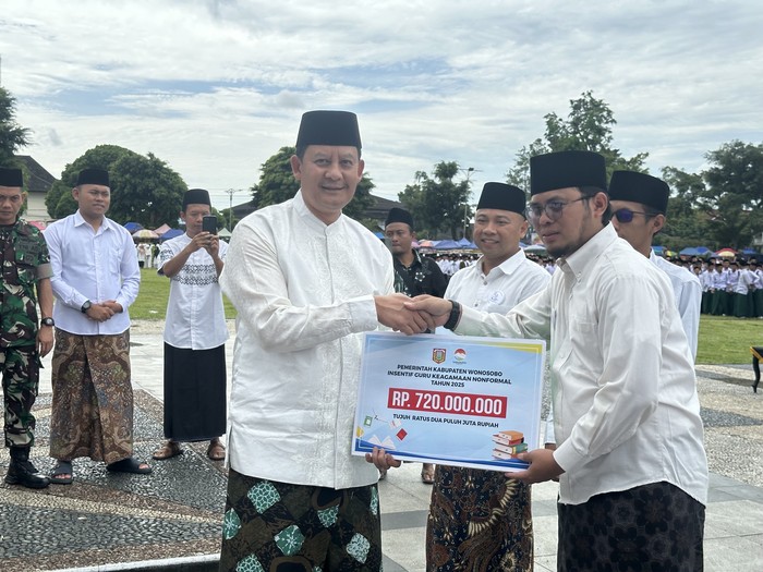 Peringatan Hari Santri Nasional 2025 di Wonosobo berlangsung meriah dan khidmat di Alun-alun Wonosobo, Rabu (22/10). Momentum satu dekade Hari Santri ini menjadi ajang refleksi peran santri sebagai penjaga moral bangsa sekaligus penggerak kemajuan peradaban.