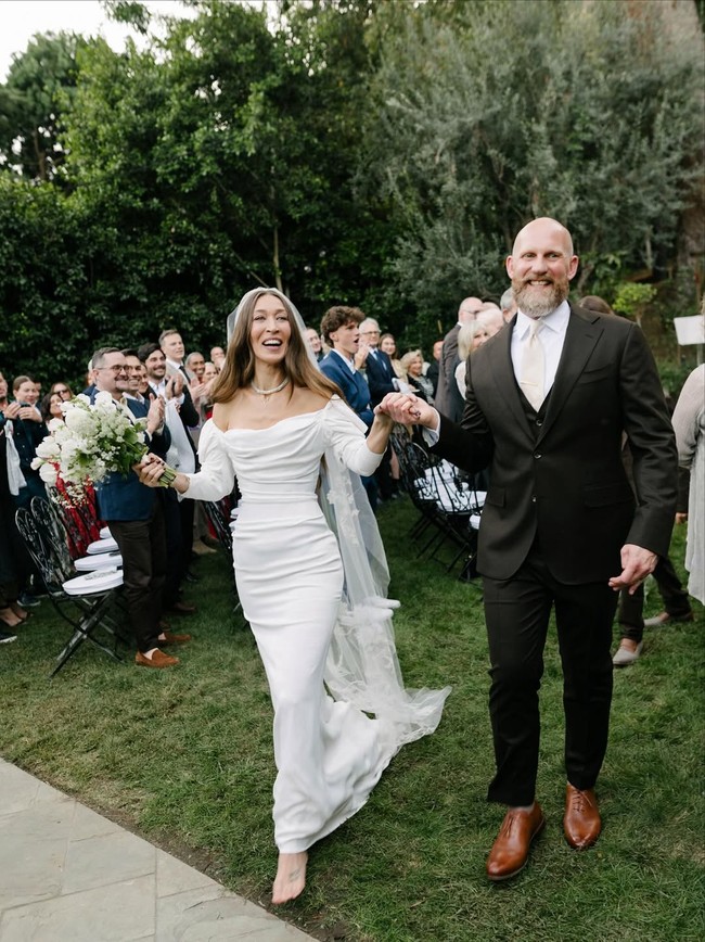 Pernikahan Alana Hadid dan pujaan hatinya produser pemenang Emmy Awards, Ross Williams, digelar pada 18 Oktober 2025. Pernikahan tersebut diadakan di kediaman pribadi sang ayah. Mohammed Hadid di Los Angeles, Amerika Serikat. Foto: Dok. Instagram lanzybear, mangostudios, britishvogue