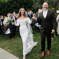 Pernikahan Alana Hadid dan pujaan hatinya produser pemenang Emmy Awards, Ross Williams, digelar pada 18 Oktober 2025. Pernikahan tersebut diadakan di kediaman pribadi sang ayah. Mohammed Hadid di Los Angeles, Amerika Serikat. Foto: Dok. Instagram lanzybear, mangostudios, britishvogue