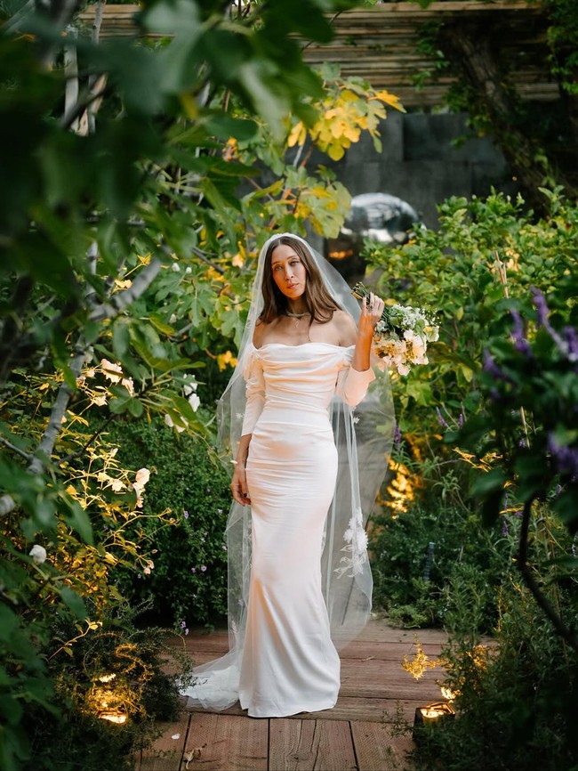 Seperti dikutip dari Vogue UK, pada hari pernikahannya, Alana tampil elegan dengan gaun vintage rancangan Vivienne Westwood, perhiasan dari Dorsey, dan cincin emas khusus karya Sofia Kaman. Foto: Dok. Instagram lanzybear, mangostudios, britishvogue