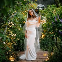 Seperti dikutip dari Vogue UK, pada hari pernikahannya, Alana tampil elegan dengan gaun vintage rancangan Vivienne Westwood, perhiasan dari Dorsey, dan cincin emas khusus karya Sofia Kaman. Foto: Dok. Instagram lanzybear, mangostudios, britishvogue