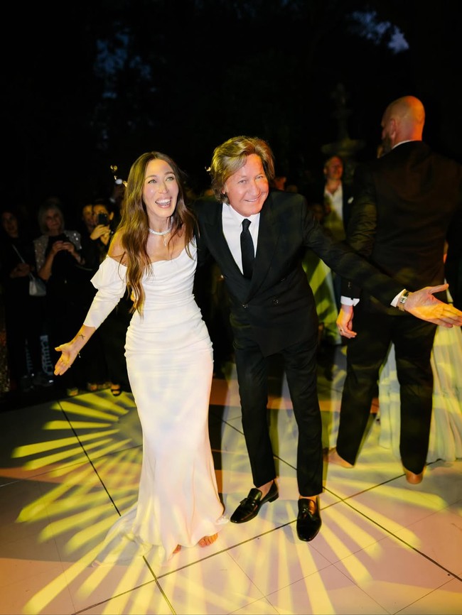 Alana Hadid merupakan kakak tiri Gigi dan Bella Hadid.. Alana adalah anak dari pernikahan pertama Mohamed Hadid dengan Mary Butler. Setelah bercerai dari Mary, Mohamed menikah dengan Yolanda Hadid yang merupakan ibu Gigi dan Bella Hadid. Foto: Dok. Instagram lanzybear, mangostudios, britishvogue