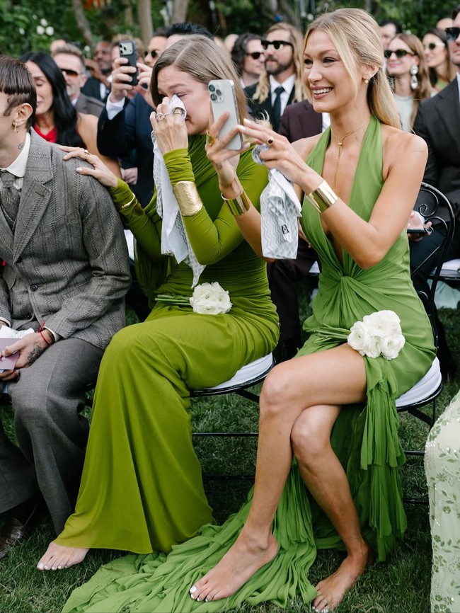 Glamour dengan gaun hijau, penampilan Gigi dan Bella Hadid mencuri perhatian karena keduanya terpotret tidak memakai alas kaki alias nyeker di momen pernikahan Alana Hadid. Foto: Dok. Instagram lanzybear, mangostudios, britishvogue