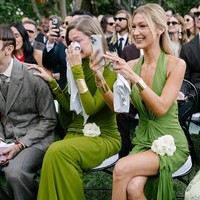 Glamour dengan gaun hijau, penampilan Gigi dan Bella Hadid mencuri perhatian karena keduanya terpotret tidak memakai alas kaki alias nyeker di momen pernikahan Alana Hadid. Foto: Dok. Instagram lanzybear, mangostudios, britishvogue