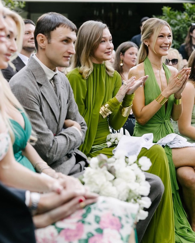 Gigi dan Bella Hadid tampil sebagai bridesmaid dengan gaun hijau nan glamour. Sedangkan Anwar mengenakan setelan jas berwarna abu-abu. Foto: Dok. Instagram lanzybear, mangostudios, britishvogue