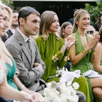Gigi dan Bella Hadid tampil sebagai bridesmaid dengan gaun hijau nan glamour. Sedangkan Anwar mengenakan setelan jas berwarna abu-abu. Foto: Dok. Instagram lanzybear, mangostudios, britishvogue
