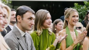 Siapa sih yang gak kenal Bella dan Gigi Hadid. Saudara perempuan yang aktif di catwalk selalu terbuka dengan keyakinan dan identitas mereka sebagai muslim. Foto: Dok. Instagram lanzybear, mangostudios, britishvogue