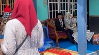 Tak Ada Dekorasi dan Pelaminan, Pernikahan di Jateng Ini Viral Jadi Sorotan Tak Ada Dekorasi dan Pelaminan, Pernikahan di Jateng Ini Viral Jadi Sorotan