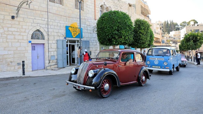 Pesona Mobil Klasik Bangkitkan Suasana Nostalgia Palestinians watch classic cars during a gathering organized by the Bethlehem municipality near the Church of the Nativity in Manger Square in Bethlehem in the Israeli-occupied West Bank, October 17, 2025. REUTERS/Mussa Qawasma