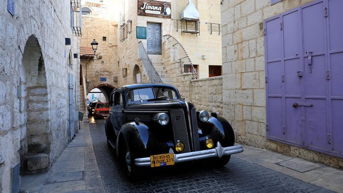 Pesona Mobil Klasik Bangkitkan Suasana Nostalgia Palestinians watch classic cars during a gathering organized by the Bethlehem municipality near the Church of the Nativity in Manger Square in Bethlehem in the Israeli-occupied West Bank, October 17, 2025. REUTERS/Mussa Qawasma