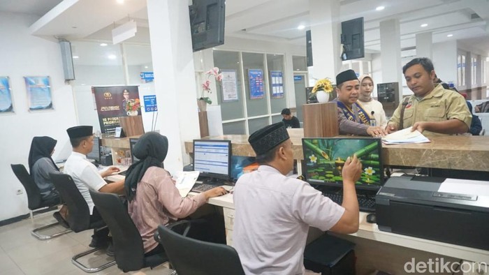 Petugas Pelayanan Polres Jombang Berpakaian Muslim Sambut Hari Santri
