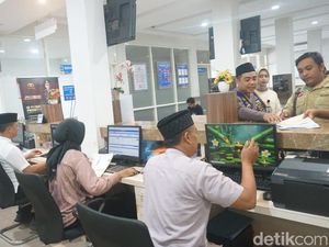 Petugas Pelayanan Polres Jombang Berpakaian Muslim Sambut Hari Santri