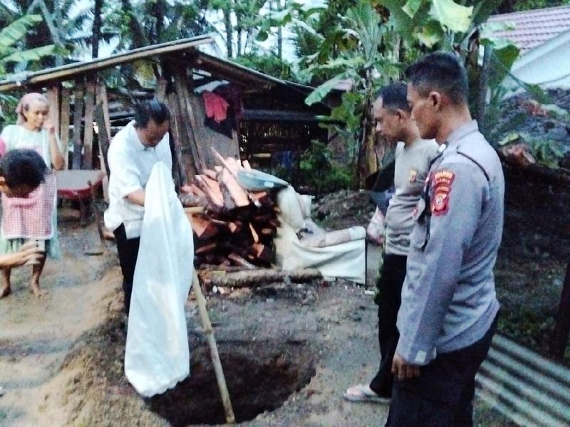 Petugas sedang meninjau lokasi lubang misterius yang tiba-tiba muncul di Desa Neglasari, Pamarican.