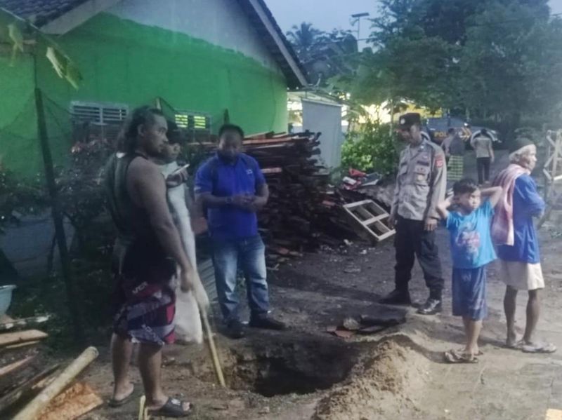 Petugas sedang meninjau lokasi lubang misterius yang tiba-tiba muncul di Desa Neglasari, Pamarican.