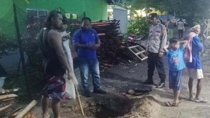 Petugas sedang meninjau lokasi lubang misterius yang tiba-tiba muncul di Desa Neglasari, Pamarican.