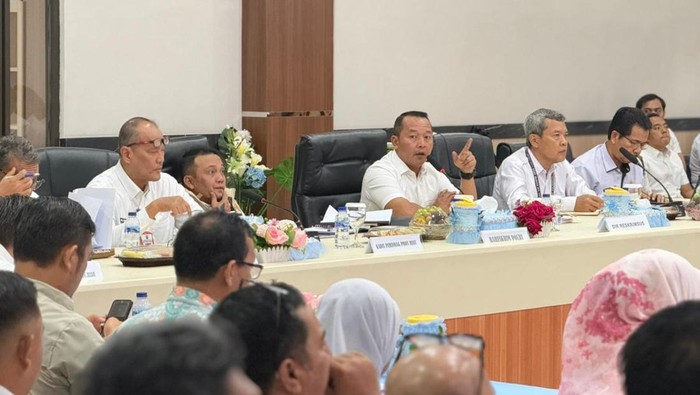 Polda Riau memimpin rakor Satgas Pengendalian Harga Beras di Mapolda Riau, Rabu (22/10/2025).