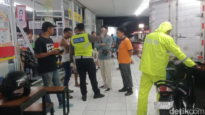 Polisi mengecek kecelakaan truk hantam toko di jalan Jogja-Solo, Delanggu, Klaten.