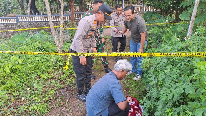 Polisi olah TKP penemuan bayi di jalan setapak pemakaman Desa Wringin Putih, Kecamatan Bergas, Kabupaten Semarang, Rabu (22/10/2025).