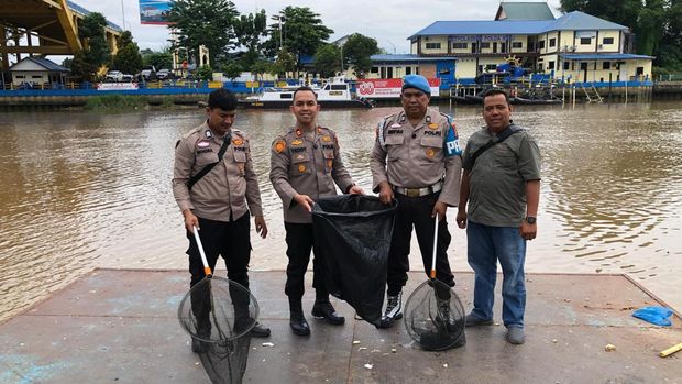 Polisi saat bersih-bersih sampah di tepian Sungai Siak. (Dok Polresta Pekanbaru)
