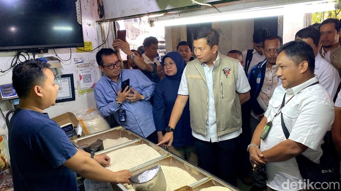 Polisi saat melakukan sidak harga beras di Pasar Sederhana Bandung