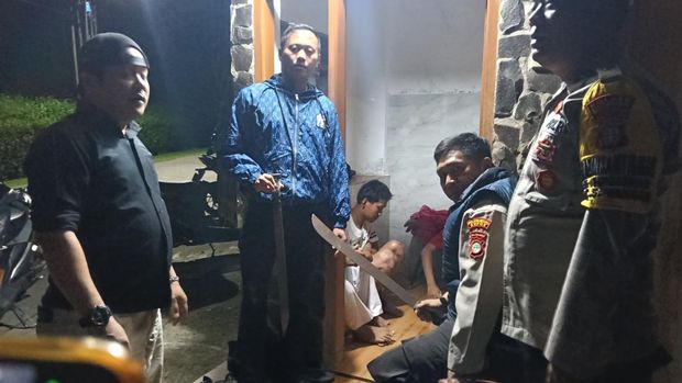 Polisi saat mengamankan tiga remaja diduga hendak tawuran di Depok (dok. Istimewa)
