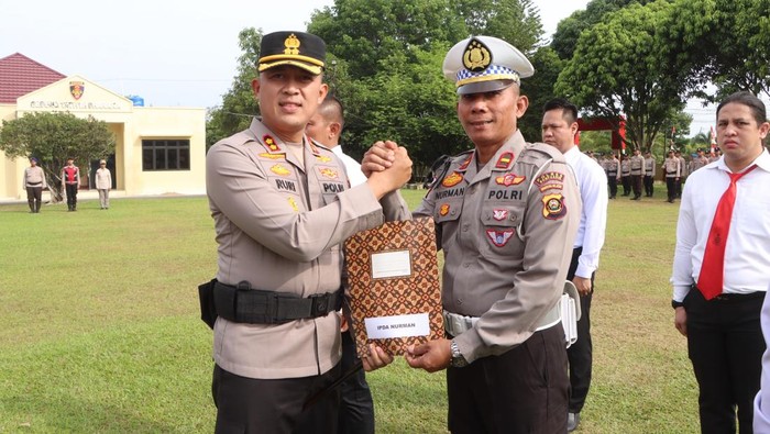 Kapolres Banyuasin AKBP Ruri Prastowo memberikan penghargaan kepada anggota yang berprestasi