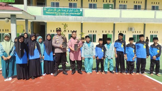 Polres Rohul menggelar penanaman pohon secara serentak di 27 sekolah.