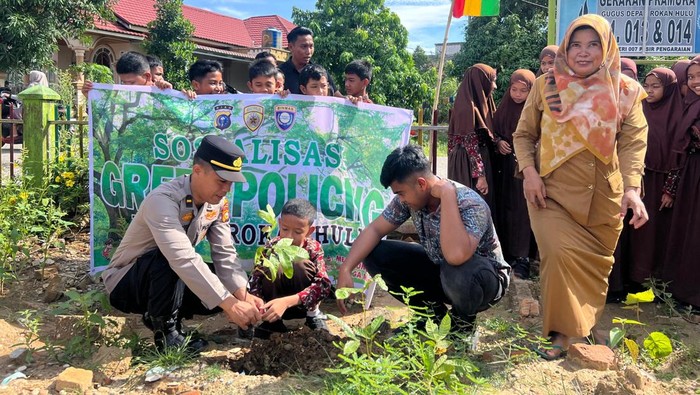 Polres Rohul menggelar penanaman pohon secara serentak di 27 sekolah.