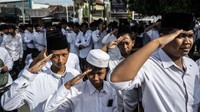 Mereka memberi penghormatan dan doa bersama untuk para ulama serta pahlawan yang telah berjuang membela tanah air. ANTARA FOTO/Aprillio Akbar