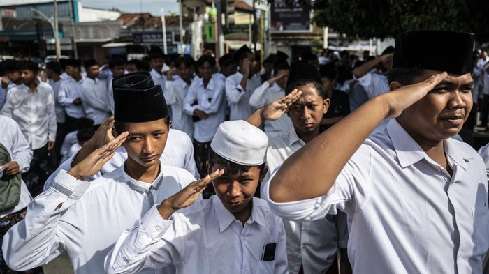 Sejumlah santri bersiap mengikuti apel peringatan Hari Santri Nasional 2025 di Lasem, Rembang, Jawa Tengah, Rabu (22/10/2025). Upacara yang diikuti para santri dan santriwati dari pondok pesantren di wilayah Lasem tersebut mengusung tema Mengawal Indonesia Merdeka Menuju Peradaban Dunia. ANTARA FOTO/Aprillio Akbar