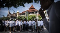 Dari Lasem, Rembang, Jawa Tengah, Rabu (22/10/2025), santri dan santriwati dari berbagai pondok pesantren turut menggelar apel peringatan di lapangan setempat. ANTARA FOTO/Aprillio Akbar