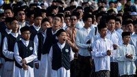 Meski cuaca panas, para peserta tetap antusias mengikuti upacara yang menjadi simbol dedikasi santri terhadap nilai-nilai keagamaan dan kebangsaan. ANTARA FOTO/Putra M. Akbar