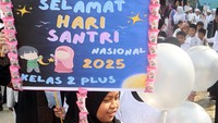 Sementara di Depok, Jawa Barat, Rabu (22/10/2025), ratusan siswa madrasah mengikuti pawai keliling sambil membawa poster dan bendera bertuliskan semangat Hari Santri. ANTARA FOTO/Yulius Satria Wijaya