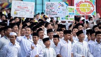 Di Taman Elektrik, Kota Tangerang, Banten, Rabu (22/10/2025), ribuan santri dari berbagai pesantren dan perguruan Islam mengikuti apel peringatan dengan khidmat. ANTARA FOTO/Putra M. Akbar