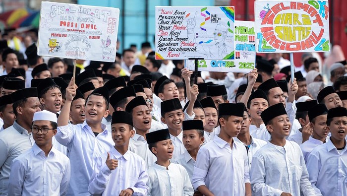 Potret Semarak Peringatan Hari Santri Nasional 2025 di Berbagai Daerah Sejumlah santri membawa poster saat mengikuti apel Hari Santri Nasional 2025 di Taman Elektrik, Kota Tangerang, Banten, Rabu (22/10/2025). Apel yang diikuti ribuan santri dari berbagai pesantren dan perguruan Islam tersebut dalam rangka memperingati Hari Santri Nasional 2025 bertema Mengawal Indonesia Merdeka, Menuju Peradaban Dunia. ANTARA FOTO/Putra M. Akbar
