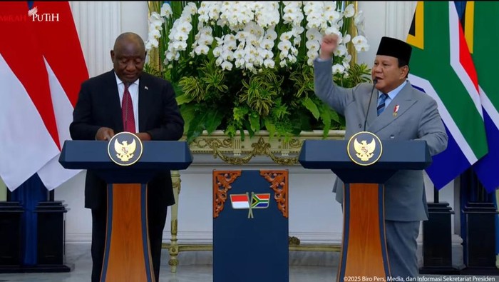 Presiden Prabowo Subianto menyerukan ‘amandla’ sambil mengepalkan tangan saat bertemu Presiden Afrika Selatan (Afsel) Matamela Cyril Ramaphosa di ruang kredensial, Istana Merdeka, Jakarta, Rabu (22/10/2025). Seruan Prabowo itu lantas dijawab ‘awethu’ oleh Ramaphosa.