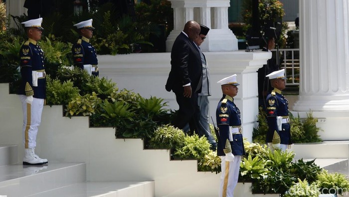 Prabowo Sambut Presiden Afrika Selatan Cyril Ramaphosa di Istana Merdeka Presiden Republik Indonesia Prabowo Subianto menyambut kedatangan Presiden Afrika Selatan Cyril Ramaphosa di Istana Merdeka, Jakarta, Rabu (22/10/2025). Kunjungan kenegaraan ini menjadi momentum penting dalam mempererat hubungan bilateral antara Indonesia dan Afrika Selatan yang telah terjalin sejak lama.