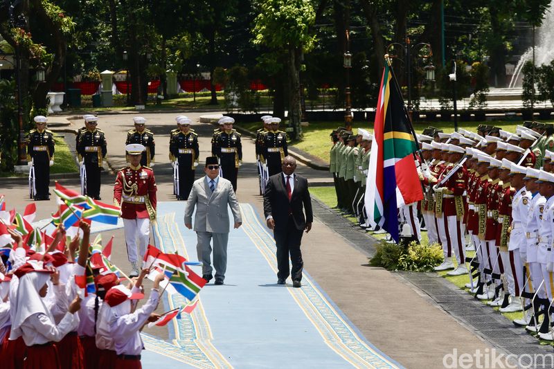 Presiden Republik Indonesia Prabowo Subianto menyambut kedatangan Presiden Afrika Selatan Cyril Ramaphosa di Istana Merdeka, Jakarta, Rabu (22/10/2025). Kunjungan kenegaraan ini menjadi momentum penting dalam mempererat hubungan bilateral antara Indonesia dan Afrika Selatan yang telah terjalin sejak lama.