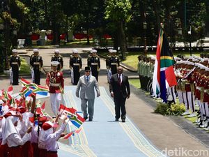 Video: Pasukan Berkuda Sambut Kedatangan Presiden Afrika Selatan di Istana