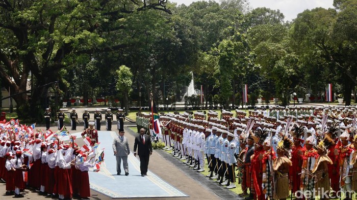 Prabowo Sambut Presiden Afrika Selatan Cyril Ramaphosa di Istana Merdeka Presiden Republik Indonesia Prabowo Subianto menyambut kedatangan Presiden Afrika Selatan Cyril Ramaphosa di Istana Merdeka, Jakarta, Rabu (22/10/2025). Kunjungan kenegaraan ini menjadi momentum penting dalam mempererat hubungan bilateral antara Indonesia dan Afrika Selatan yang telah terjalin sejak lama.