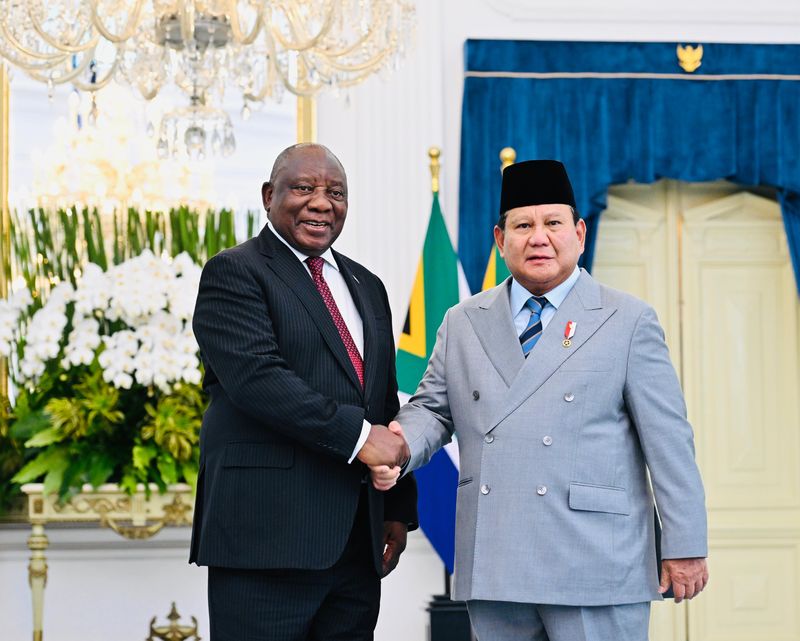 Presiden Prabowo Subianto bersalaman dengan Presiden Afsel Cyril Ramaphosa di Istana Merdeka, Jakarta, Rabu (22/10/2025).