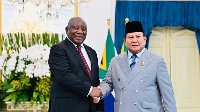 Presiden Prabowo Subianto bersalaman dengan Presiden Afsel Cyril Ramaphosa di Istana Merdeka, Jakarta, Rabu (22/10/2025).